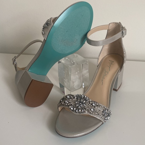 Betsey Johnson Mel Bejeweled Ankle Strap Block Heel Sandals in Silver Size 6 NEW - Picture 13 of 14